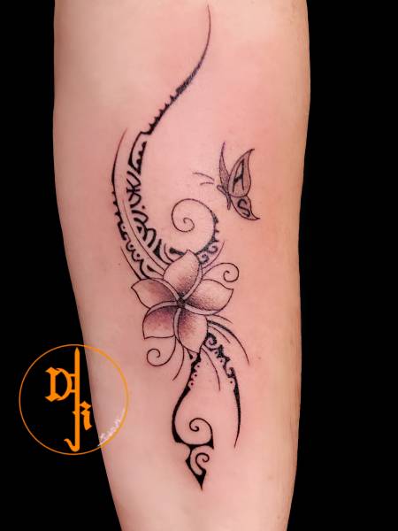 Le tatouage maori est un style de tatouage traditionnel de la culture maorie, un peuple autochtone de Nouvelle-Zélande. Le tatouage maori est également connu sous le nom de 