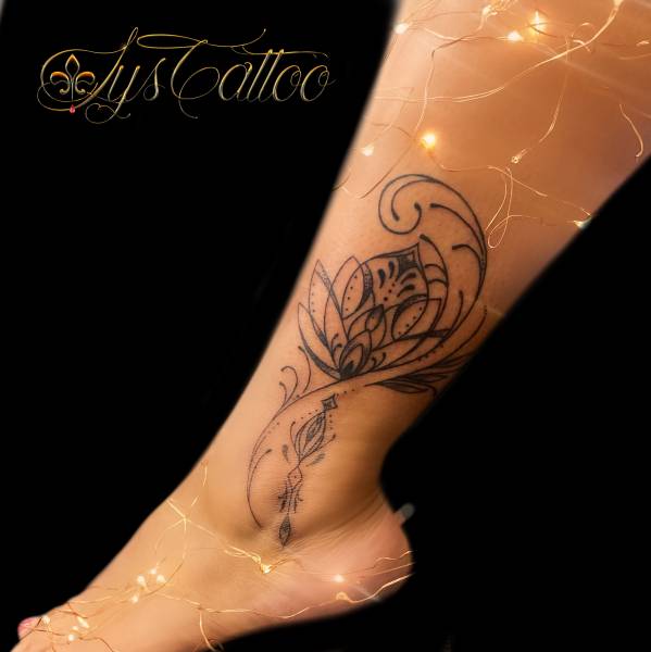 Tatouage haut du dos femme, fleur de lotus magnifique avec des perles bijoux, traits fins et délicats, très fémini, par Lys Tattoo à Villenave d'Ornon en Gironde