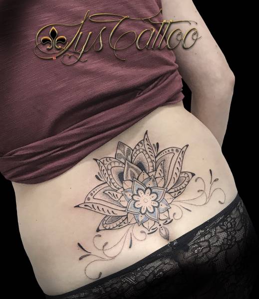 Spécialiste tatouage fleur de lotus Bordeaux Pessac Talence Bouliac 