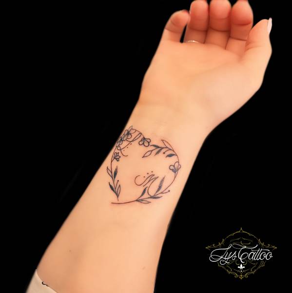 Le tatouage de cœur est l'un des motifs les plus populaires en tatouage. Il peut avoir différentes significations, mais l'essence de toutes ces significations est l'amour. Le tatouage de cœur peut représenter l'amour romantique, l'amour familial ou l'amou