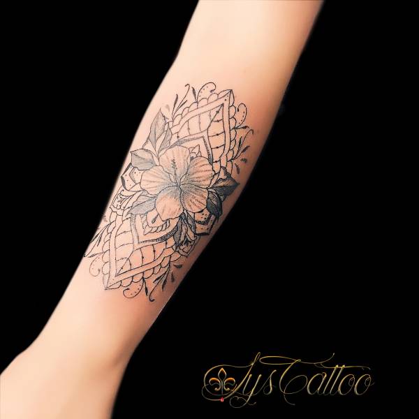 Bienvenue dans notre salon de tatouage à Gradignan, situé à proximité de Bordeaux en Gironde. Nous sommes passionnés par l'art du tatouage et nous proposons une grande variété de styles de tatouage, y compris les tatouages de dentelle et d'arabesques.  Le