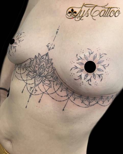 trouver un salon de tatouage spécialisé dans le tatouage sous les seins beau type mandala fin et féminin à Bordeaux