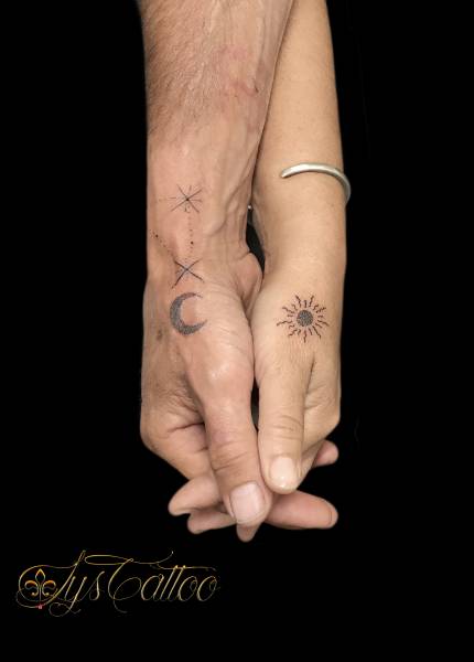 tatoueur spécialisé dans le tatouage sur les doigts ou les mains à Gradignan proche de Bordeaux Pessac